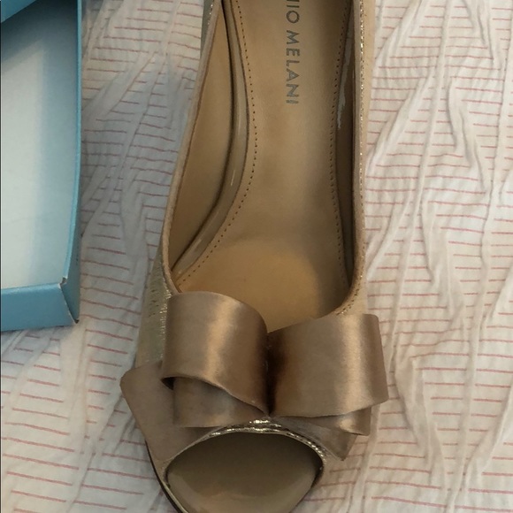 Hold bow heels - Picture 2 of 3